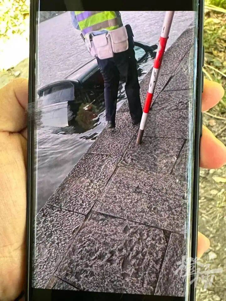 皇冠信用网怎么注册_清晨一辆新能源车不慎冲进西湖皇冠信用网怎么注册，一男一女从水中爬出，景区回应：因操作不当落水，司乘人员无大碍，车辆已打捞上岸