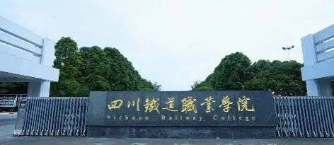 皇冠信用在线开户_成都一男生高考592分皇冠信用在线开户，超过本科线157分却报考高职，老师劝他复读，父母为此争执不下，本人回应：想进铁路局，当火车司机