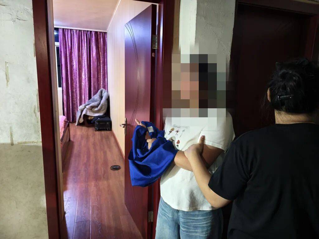 世界杯正规买球app _女子长年在外种瓜世界杯正规买球app ，把家门钥匙给“好姐妹”保管，保险柜却被她扫空，盗走价值10万元的金器银元，对方：网贷催得紧，对金器产生强烈占有欲