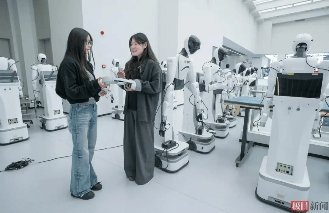世界杯足球开户 _浙江00后女生一口气租30套房世界杯足球开户 ，每套只住一周，中介怀疑她是骗子，真相让人意外：带50多人教机器人做家务、练技能