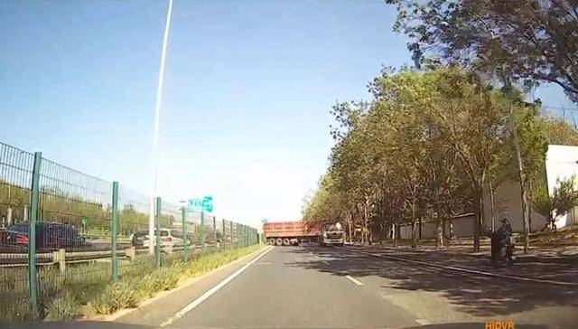 皇冠信用网去哪里弄_吓得手直抖皇冠信用网去哪里弄!两货车在北京高速出口突然逆行掉头!