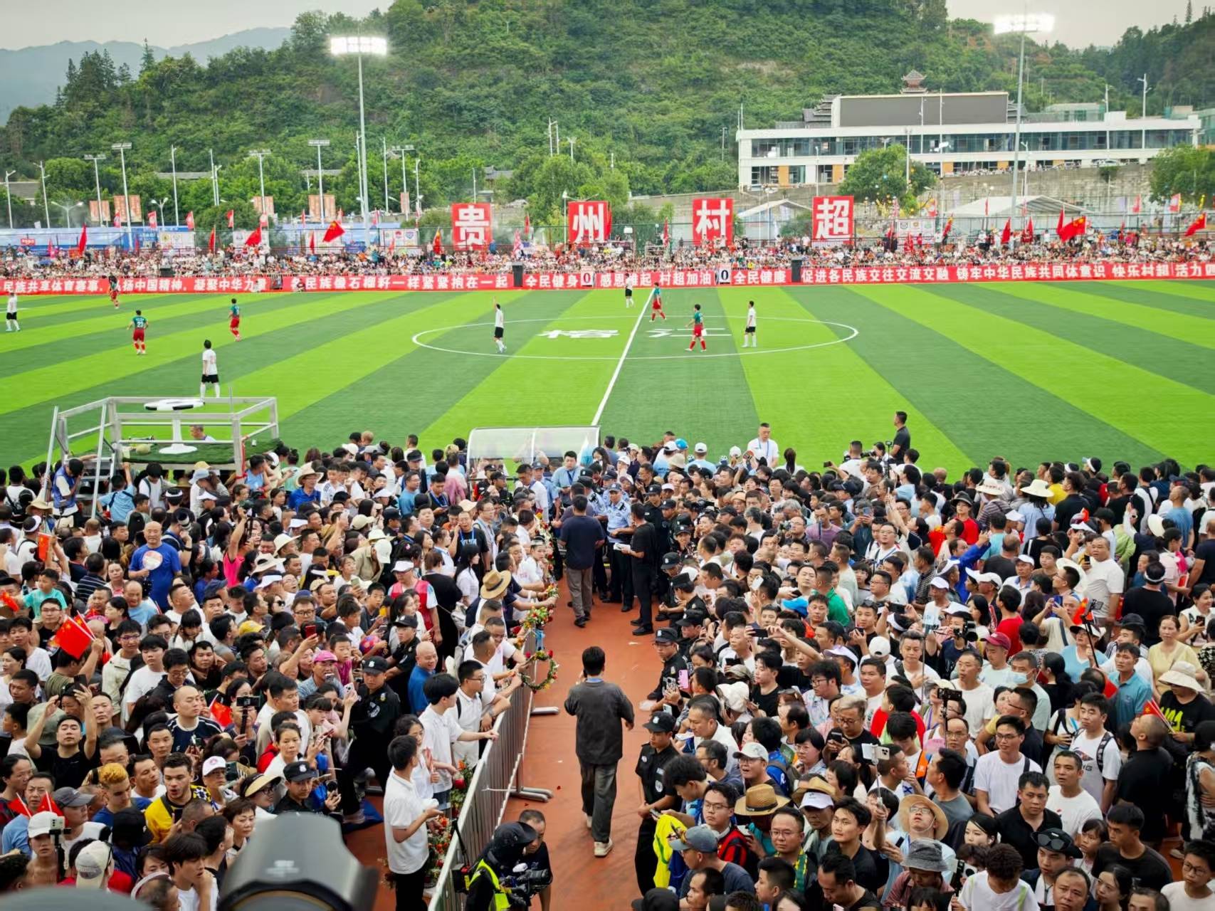 皇冠信用网怎么弄_榕江“村超”重启:看台一座难求皇冠信用网怎么弄,足坛巨星巴乔空降现场