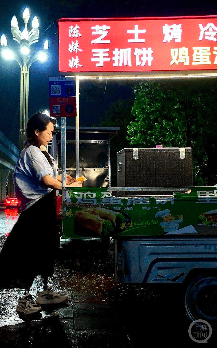 奥地利联赛
_失去双腿的她在夜市摆摊 成奥地利联赛
了夜市里的“团宠”