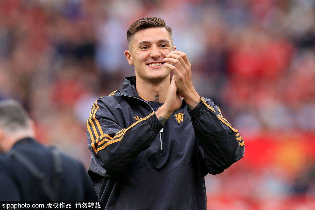 皇冠足球管理平台出租_曼联强烈否认与多纳鲁马的传闻:门将位置并非引援优先目标