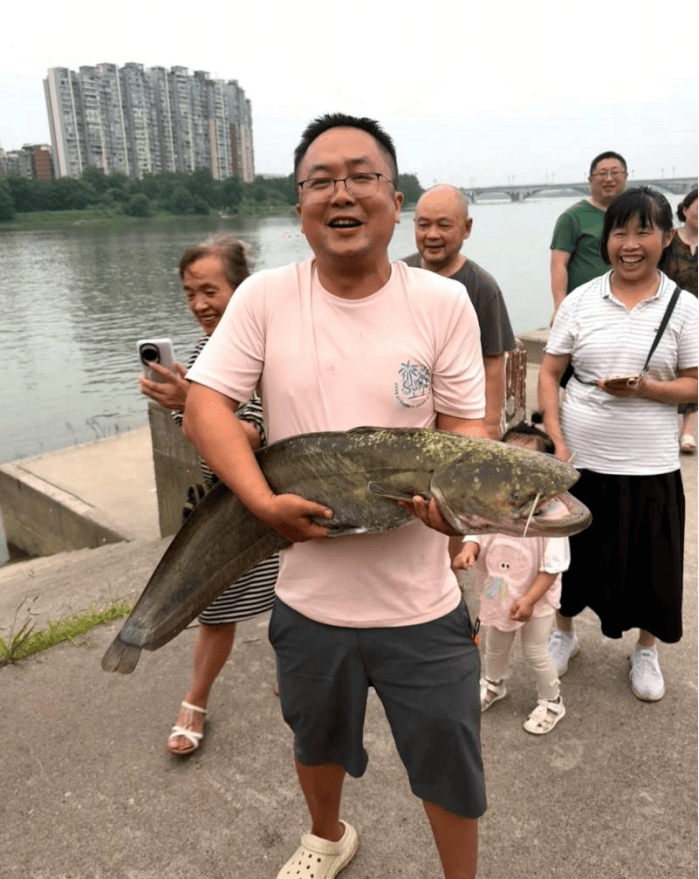 皇冠代理注册_四川一男子钓1米长大鱼后放生皇冠代理注册,围观者高呼“卖给我”,回应:钓鱼是为娱乐