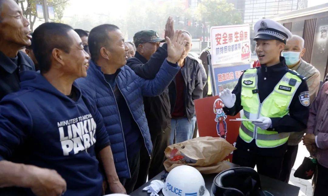 怎么开通皇冠信用網口
_货车司机被交警弄哭了怎么开通皇冠信用網口
，网友：处理得好！