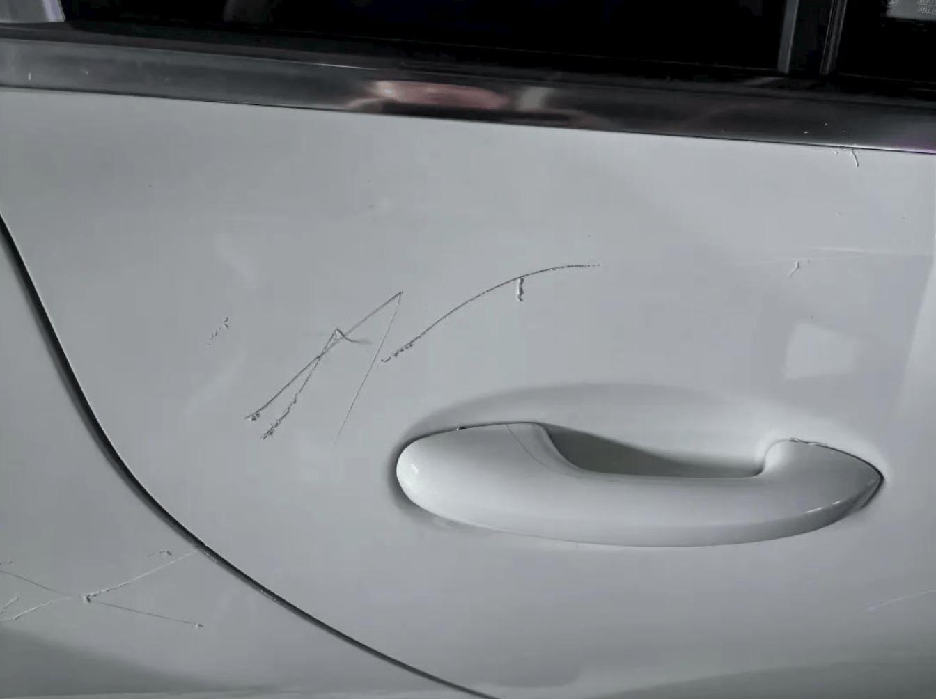 德国vs 北爱尔兰_女子用铁片将邻居奔驰车划开数个口子德国vs 北爱尔兰,被采取刑事强制措施 双方曾因车门磕碰发生口角