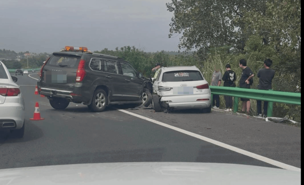 皇冠信用网代理注册_“司机像没意识了一样!”男子称SUV在高速上慢行、撞上石墩也不停皇冠信用网代理注册,交警:司机目前无生命危险