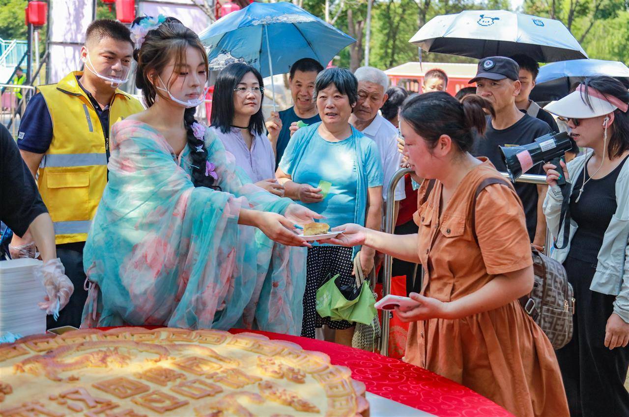 皇冠登3代理申请_重388斤皇冠登3代理申请！500人排队挑战超级大月饼