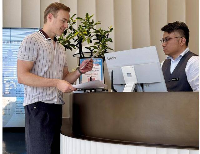 怎么开皇冠信用网_俄罗斯游客在上海一人狂买6台华为