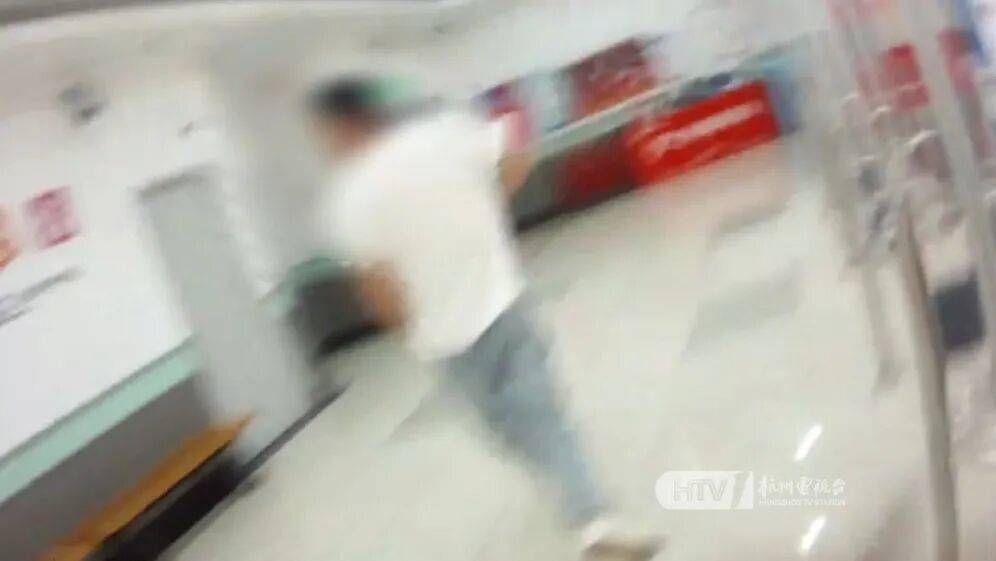 如何代理皇冠信用網
_杭州男子为女友买10000元超市卡如何代理皇冠信用網
，被民警狂追10分钟：“跑什么，是来保护你的！”