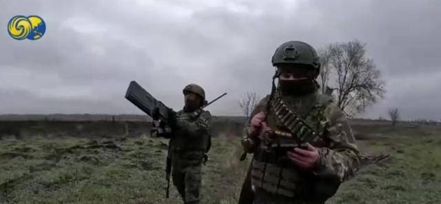 皇冠信用盘注册
_俄军摩托车冲锋队突击红军城：穿插乌军阵地皇冠信用盘注册
，对纵深目标迂回渗透