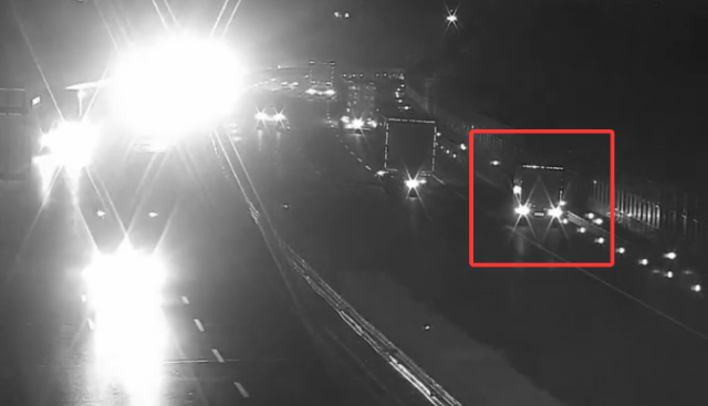 皇冠信用最新地址
_电量显示还能跑60公里皇冠信用最新地址
,结果十几公里就趴窝了!杭州男子在高速遇窘境,交警:冬季新能源车辆应保持电量在30%以上