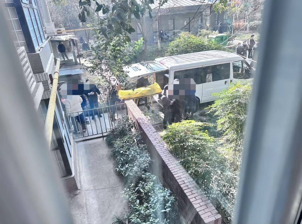 如何申请皇冠信用网_西安一小区电梯发生故障致1人坠亡如何申请皇冠信用网，住户称事发楼栋已连夜检修，小区多部电梯此前曾出现故障