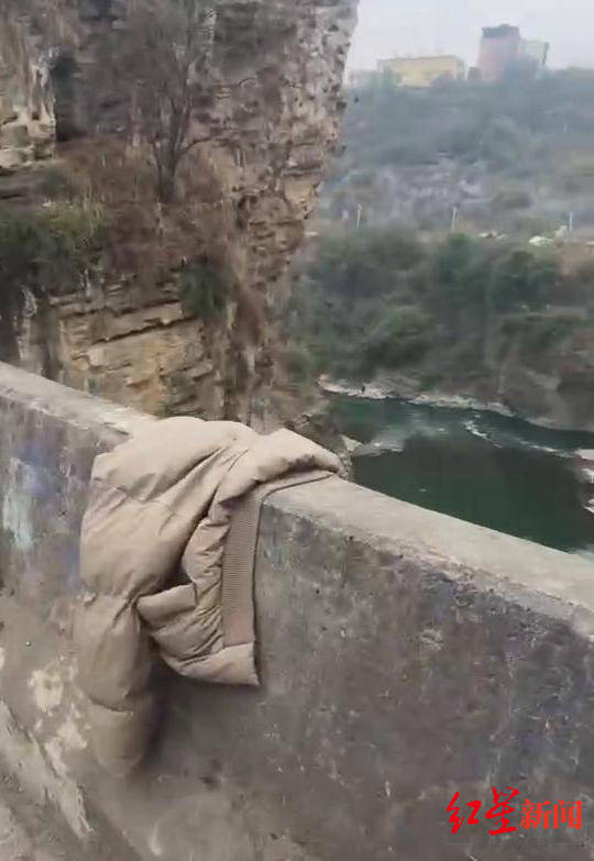 皇冠app_26岁男子跳桥身亡：办婚礼不足一月和女方分手皇冠app，事发前两天起诉返还彩礼案刚开庭