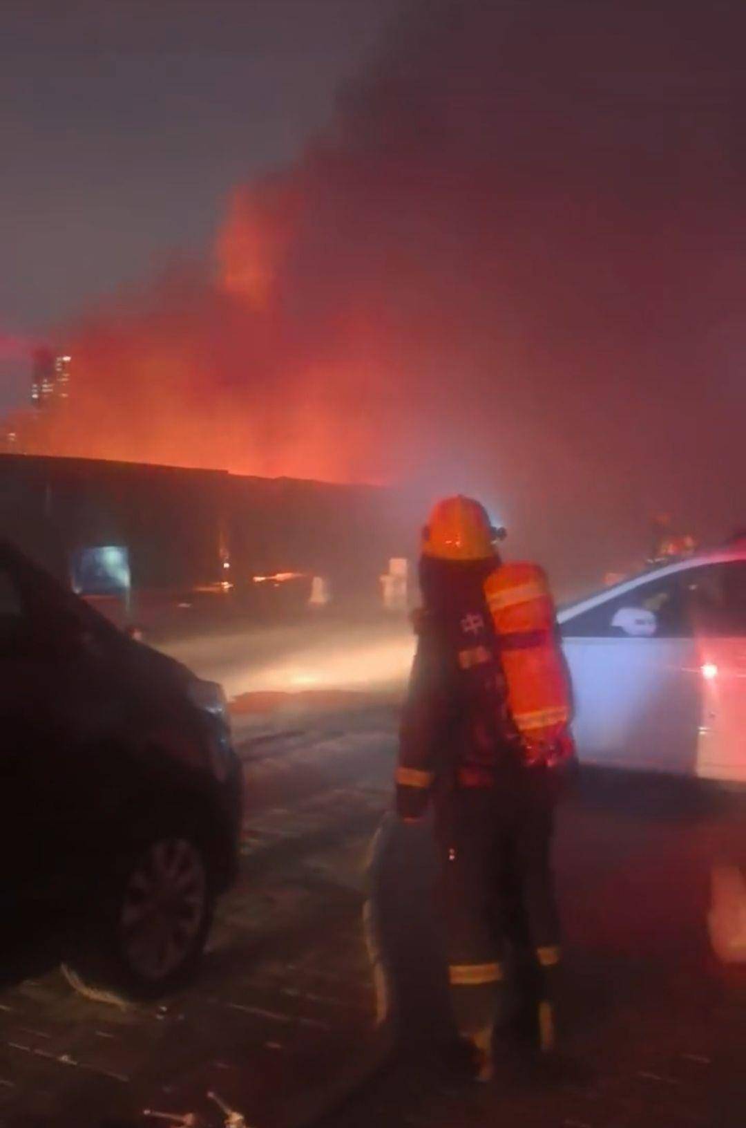 皇冠信用网登1_太原多人燃放烟花引燃上百个充电桩皇冠信用网登1，应急局称无人员伤亡，警方：人已经抓获