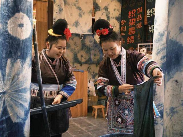 皇冠世界杯代理
_贵州千年侗寨非遗织就乡村振兴锦绣路