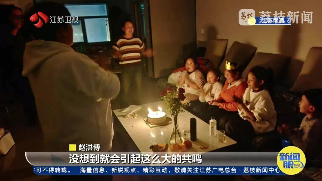 世界杯足球平台代理_南通男子带64岁妈妈餐厅过生日世界杯足球平台代理,全场路人超配合齐喊三声“生日快乐”!网友百万点赞:隔着屏幕也想给阿姨送祝福