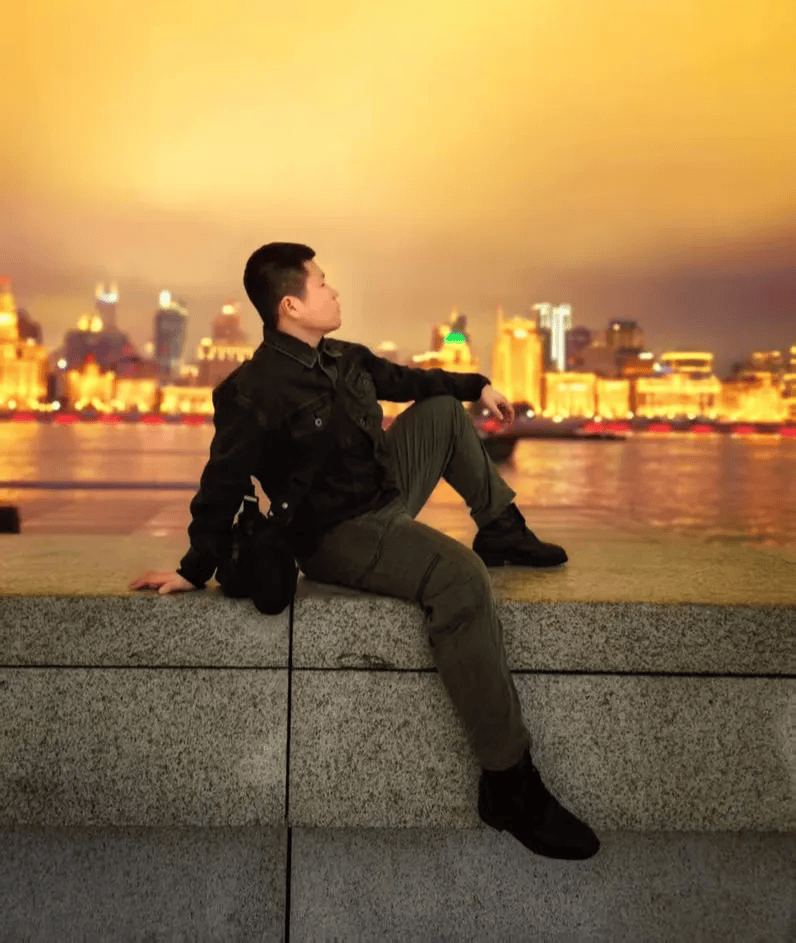 皇冠注册平台_辽宁省委书记委托宣传部部长皇冠注册平台,专程看望金城龙同志的父母