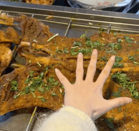 皇冠信用网地址
_顾客怒了:1188元买一只36斤活羊皇冠信用网地址
,烤完剩6.9斤!网友吵翻