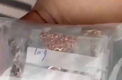 皇冠信用网_深圳一女子在水贝路边凳子上捡到11条黄金首饰:重约50克皇冠信用网,价值超5万元,报警后失主买了几瓶水感谢,“捡过好几次,几克、十几克都有”