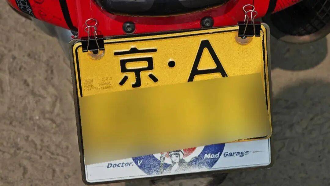 皇冠信用网在哪里开通_北京朝阳一“京A”摩托车骑手没戴头盔被拦皇冠信用网在哪里开通,开始配合,突然闯卡加速逃跑,警方一查竟发现……