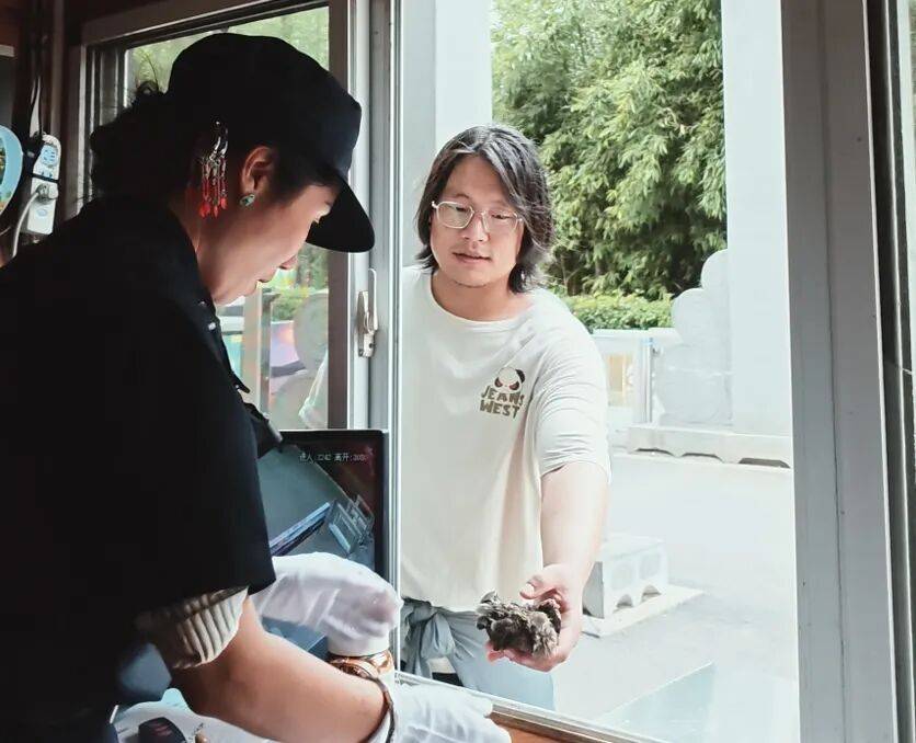 信用网怎么注册_火出圈！合肥49岁女保安走红网络信用网怎么注册，执勤间隙跳拉丁舞，网友纷纷点赞