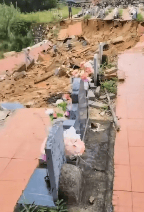 皇冠hga039客户端_温州多家鞋厂被淹皇冠hga039客户端，大量鞋被冲到街上，鞋厂老板：近万双鞋全军覆没！有人在积水中开直播卖鞋，高达两万人在线