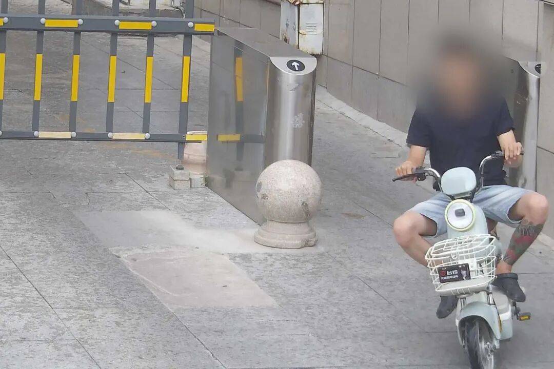 英格兰联赛杯_一个人一套工具英格兰联赛杯，男子3个月差点“搬空”一家酒店：40多台电视、50多台空调内机、10多台外机