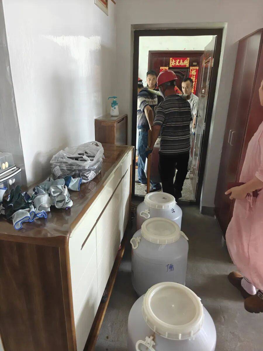皇冠足球平台代理申请_上海一女子沉迷自制酵素12年皇冠足球平台代理申请，75公斤一桶堆满屋，邻居慌了：楼板扛得住吗？